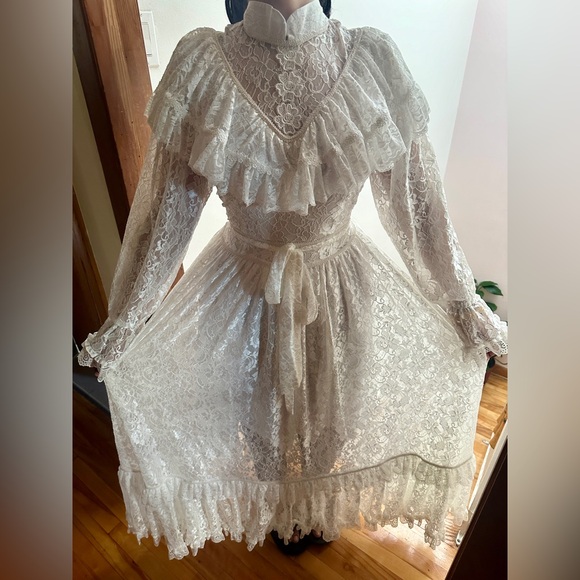 White Victorian Vintage Wedding Dress Edwardian Bridal Dress Premium Lace (1900) - Picture 8 of 10